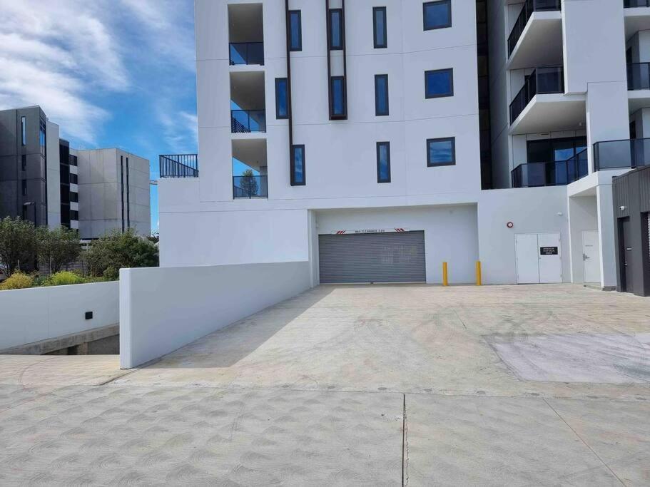 Gungahlin Center-1 Bedroom New Stylish Unit *