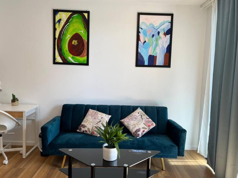 Gungahlin Center-1 Bedroom New Stylish Unit Apartment *